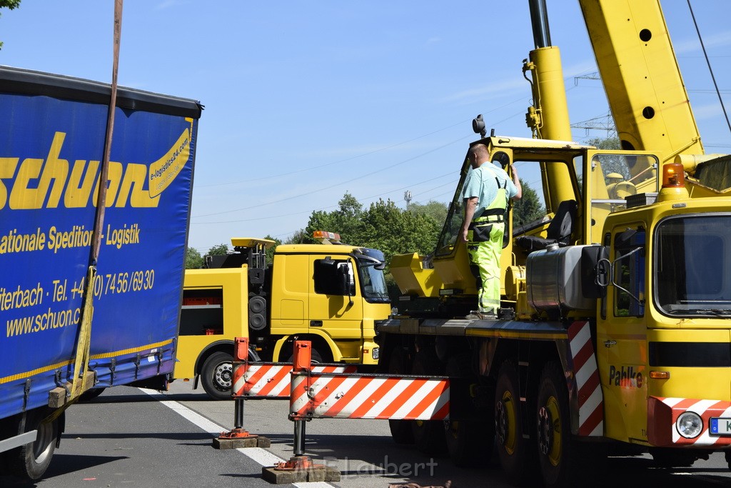 LKW in Boeschung A 3 Rich Frankfurt Hoehe Roesrath Lohmar P165.JPG - Miklos Laubert